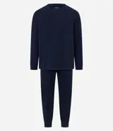 Pijama masculino de dos piezas confeccionado en tejido fleece texturizado. Incluye una remera de manga larga con cuello redondo y puños ajustados, y un pantalón tipo jogger con cintura elástica, cordón de ajuste y bolsillos laterales.