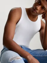 Pantalón de jean celeste con roturas, de corte recto y tiro medio.