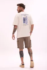 Bermuda cargo de hombre color marrón oscuro, con múltiples bolsillos laterales y dobladillo en el borde de la pierna.