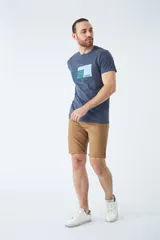 Bermuda de jean clásica color tostado, con diseño de cinco bolsillos, cierre de cremallera y botón frontal.