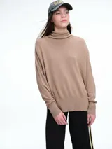 Sweater de cuello polera con diseño de hombros caídos y ajuste holgado. Presenta terminaciones acanaladas en puños y ruedo, confeccionado en un tejido suave y ligero.