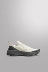 Zapatillas deportivas sin cordones para hombre, color blanco hueso con suela gris. Fabricadas en tejido de punto transpirable con puntera y talón reforzados con material Shield Protect Max. Cuentan con tirador trasero, plantilla OrthoLite® extraíble y entresuela Spume Foam V3.