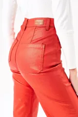 Pantalón wide leg color rojo metalizado, de tiro medio y corte ancho con aberturas laterales en el ruedo.