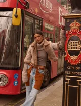 Musculosa negra de punto acanalado con corte ajustado y bordado de caballo en el pecho.