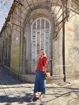 Falda midi de jean azul con abertura frontal y calce ajustado.