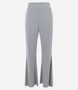 Pantalón deportivo flare en color gris, confeccionado en mezcla de viscosa y poliéster, con cintura de pretina fija y diseño acampanado.