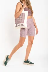 Short tipo biker de tiro alto, confeccionado en tejido técnico elástico de secado rápido, con costuras reforzadas y bolsillos laterales integrados.