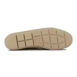 Mocasines de cuero negro con detalle de hebilla metálica dorada en el empeine, diseño clásico y suela plana.
