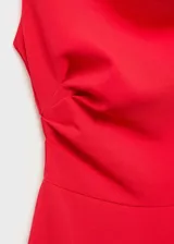Mono largo de fiesta color rojo, con escote asimétrico, detalle fruncido en las mangas y cintura drapeada.