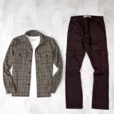 Pantalón jean cargo marrón chocolate, de corte recto, con bolsillos frontales, traseros y laterales.