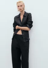 Pantalón de corte recto y tiro medio color negro, con cintura elástica y bolsillos laterales.