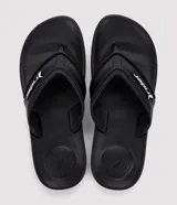 Ojotas Rider Trace para hombre, de color negro con diseño de dedo. Poseen tiras texturizadas con el logo de la marca en contraste y una suela de PVC con plantilla de textura lineal.