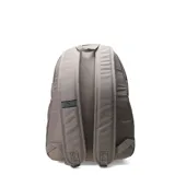 Mochila Puma Phase Backpack de color gris, con compartimento principal amplio, bolsillo frontal con cierre y el logo de la marca estampado en negro.