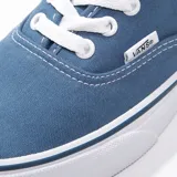 Championes Vans Authentic azules con cordones blancos y suela blanca de goma.