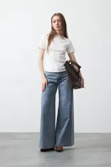 Remera de manga corta con cuello redondo a la base, de calce clásico y diseño minimalista con ruedo redondeado.