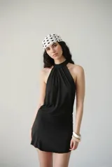 Vestido corto de algodón color negro, con escote halter cruzado al cuello y faja ancha en la cintura.