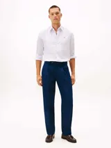 Camisa blanca con estampado de lunares negros, de corte regular, manga 3/4 y cuello clásico.