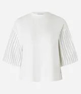 Remera boxy de mangas cortas amplias, color blanco, confeccionada en algodón, con cuello redondo y rayas verticales en las mangas y en la espalda.