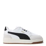 Championes Puma modelo Shuffle Downtown, de diseño retro urbano. Presentan una base blanca con detalles en negro, incluyendo la franja lateral característica de la marca, y refuerzos de gamuza en la puntera y el talón. Cuentan con suela de goma color caramelo y plantilla SoftFoam+ para mayor confort.