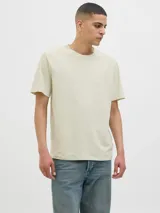 Camiseta color arena con estampado en la espalda con la palabra 'ORIGINALS' y un diseño abstracto en blanco.