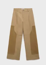 Pantalon de tiro alto con diseño recto y paneles en contraste en los laterales. Cuenta con trabillas en la cintura, bolsillos laterales y dos bolsillos de parche en la parte posterior.