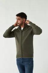Campera tejida color verde militar, con cuello alto, puños y logo bordado.