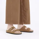 Sandalias Birkenstock modelo Arizona, color marrón coñac, con dos tiras ajustables con hebillas metálicas y suela de corcho y EVA.