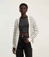 Cardigan overtop de punto con rayas horizontales negras sobre fondo blanco, manga larga y abertura frontal total.