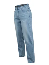 Pantalón de jean estilo clásico con lavado claro, corte modern fit, cierre frontal con botón y bolsillos laterales.