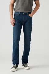 Pantalón de jean azul oscuro, corte slim fit, tiro medio y confeccionado en tejido rígido.