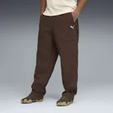 Pantalón cargo de corte relajado color marrón chocolate, con bolsillos laterales tipo cargo y logo de la marca bordado en blanco en la parte superior.