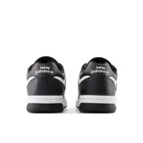 Championes New Balance 480, color negro con detalles en blanco, inspirados en las zapatillas de baloncesto BB680.