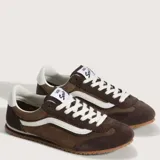 Championes Vans modelo Super Lowpro, de perfil bajo, confeccionados en gamuza marrón con detalles en blanco. Presentan el diseño clásico de la marca en el lateral, cordones blancos y suela de goma con relieve.