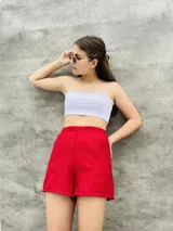 Short de tiro alto con estampado animal print y bolsillos laterales.