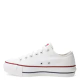 Championes Converse modelo Chuck Taylor All Star Lift, de corte bajo con plataforma doble. Confeccionados en lona de algodón blanca, cuentan con puntera de goma, cordones al tono y detalles de líneas en rojo y azul en la suela.