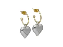 Aros colgantes de acero con argolla dorada y dije de corazón plateado con acabado brillante.