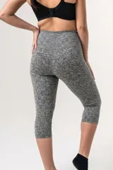 Capri deportiva de tiro alto con faja de doble tela y elástico en la cintura, confeccionada en tejido con fibra LYCRA® XTRA LIFE™.