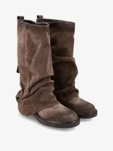 Bota de caña media con diseño slouchy, confeccionada en gamuza con estampado animal print de leopardo. Presenta una silueta relajada y fruncida con suela plana de goma resistente.