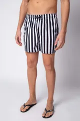 Short de baño con diseño de rayas verticales en blanco y negro, con cintura elástica ajustable mediante cordón y logo metálico pequeño en el ruedo.