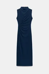 Vestido midi azul marino sin mangas, con cuello subido y detalle de tejido drapeado en el lateral. Cierre trasero con cremallera oculta.