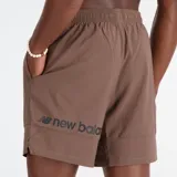 Short deportivo marrón de poliéster elástico con tecnología NB DRY, tiro de 17,7 centímetros y cintura con cordón de ajuste.