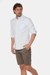 Bermuda clásica de color beige, confeccionada en una mezcla de algodón y spandex para mayor flexibilidad y comodidad.