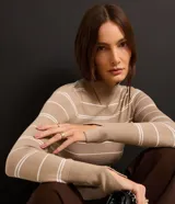 Suéter de punto negro con rayas horizontales blancas, cuello alto y mangas largas.