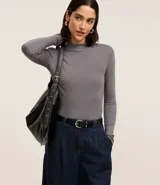 Blusa gris de rib de viscosa sostenible, con cuello alto y mangas largas.