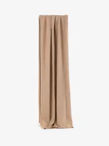 Bufanda de punto color beige, de estilo clásico y versátil.