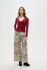 Remera de manga larga color bordó, con escote en V profundo y corte ajustado al cuerpo.