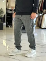 Pantalón de jean gris con lavado ácido, corte holgado de estilo oversize y diseño recto.