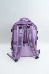 Mochila de viaje color negro con múltiples compartimentos, correas de ajuste laterales y frontales con hebillas, y asa superior reforzada.