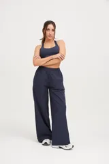 Pantalón azul marino de corte amplio, cintura elastizada y textil ultra liviano.