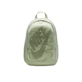 Mochila Nike Hayward color verde oliva con estampado floral sutil. Cuenta con un compartimento principal con cierre, funda interna para laptop, bolsillos laterales y sistema de cordones elásticos en el frente para sujetar objetos. Tiene correas acolchadas ajustables y correa de esternón para mayor comodidad.